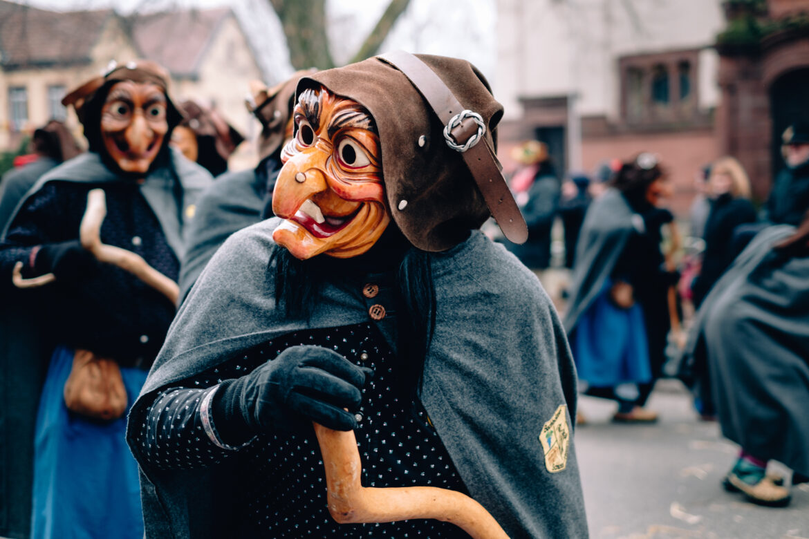 fastnacht umzug hässliche hexe mit besen 2